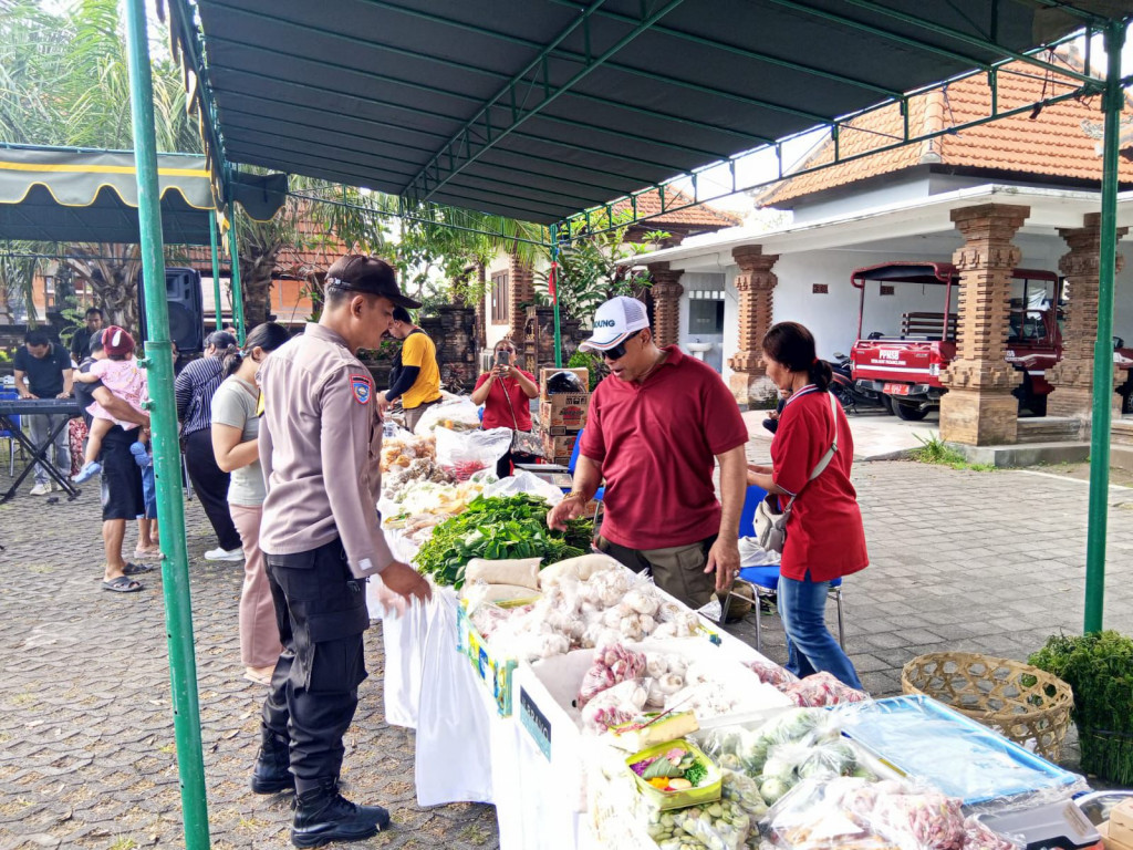 Berdampak Positif Bagi Masyarakat, Kegiatan Operasi Pasar di Desa Adat Padang Luwih, Dalung Digelar